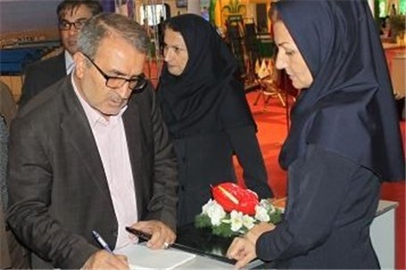 بازدید معاون استانداری فارس از غرفه بورس تهران در نمایشگاه بورس، بانک و بیمه در شیراز